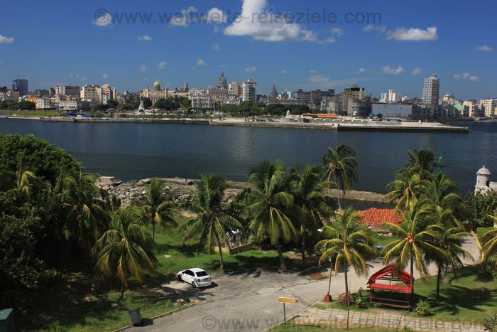 Ausblick von der Festung Castillo el Morro zum Malecon und Altstadt von Havanna