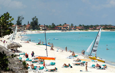 Strand mit Hotels in Kuba